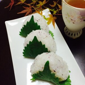 寿司飯でさっぱり☆ゆかりと大葉のおにぎり